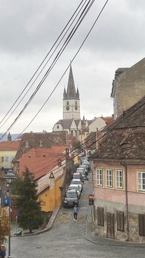 Apartament Istoric Ultracentral - With Parking Sibiu Exteriör bild
